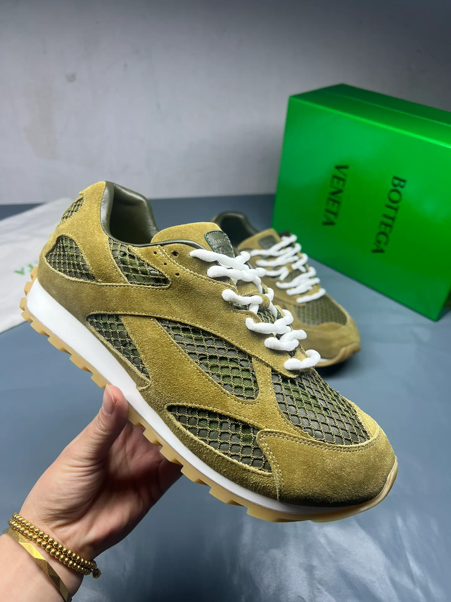 👟👟Ex-factory price 600👟👟 Men's size +10 Real photos 🔥🔥BV Orbit sneakers Wang Yibo's same style couple's dad shoes Runner sneakers, made of lightweight technical mesh fabric. Matched with geometric pattern designed rubber outsole, Wang Zha series high version. Look for the package technology. It is actually a lot taller, but the legs are still slim. Very nice, playable and durable. Matched to the standard💯 Package shoe technology. Look for the high version. The outsole is made of color-blocked TPU outsole. Women's model 35 36 37 38 39 40 41 42 (40 41 42 43 44 45 customized) (Customer logo can be accepted without refund or exchange at a favorable price) Equipped with original packaging